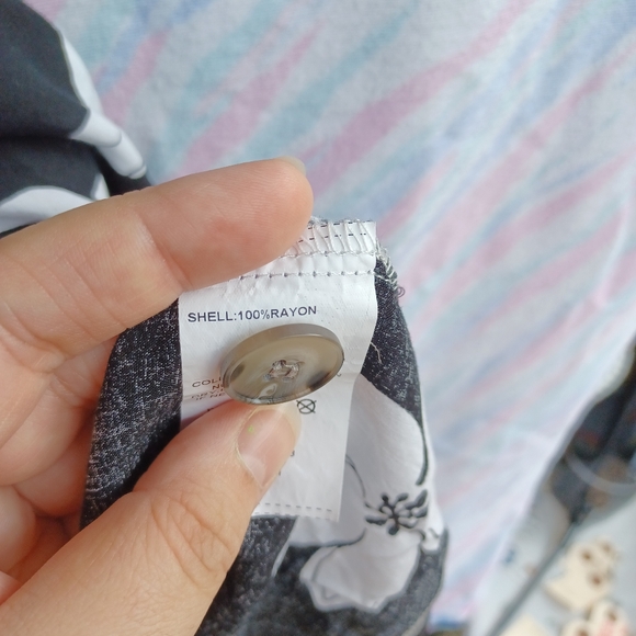 Suzanne Betro Summer Blouse in 1X with black and white florals - Picture 5 of 7